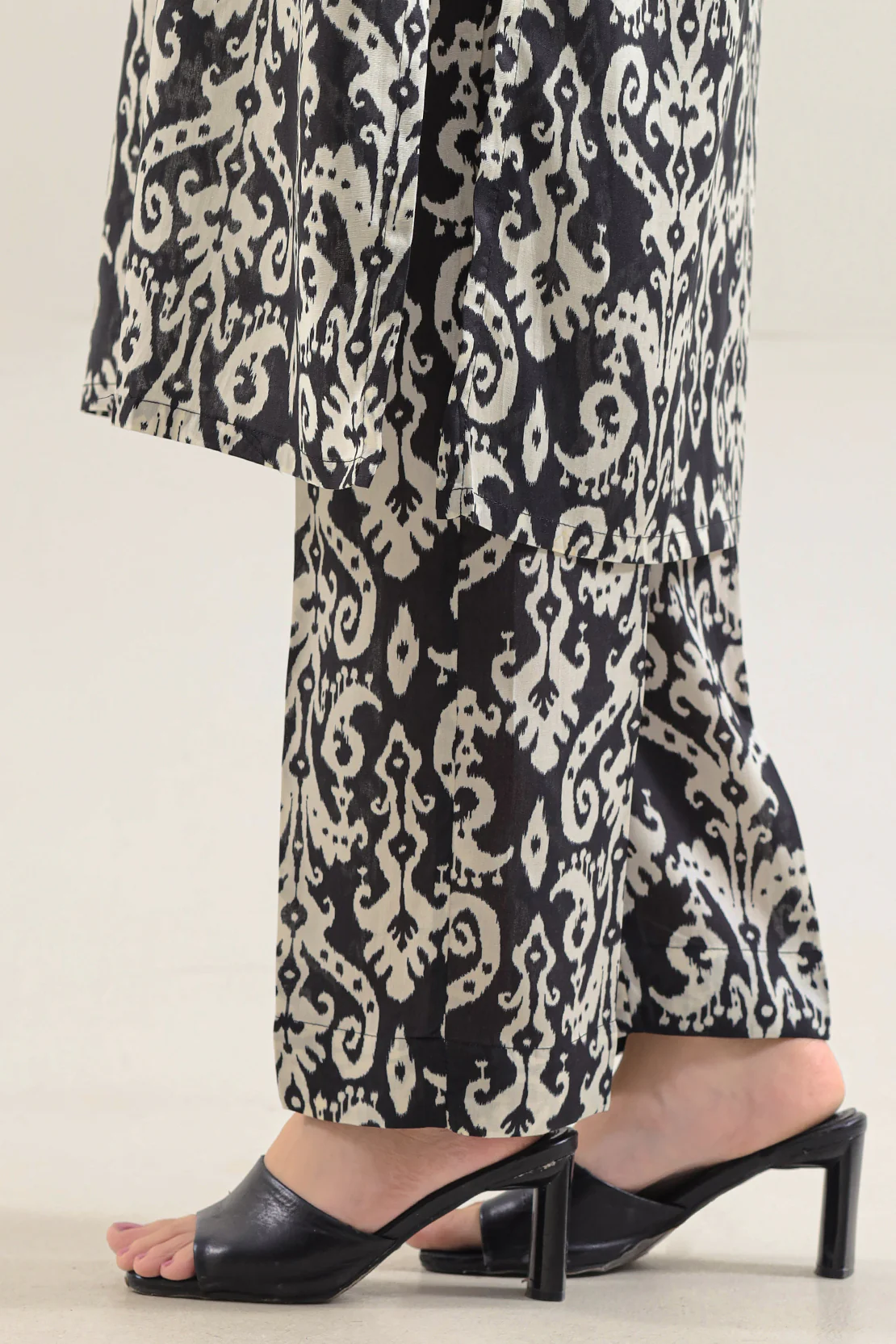 Printed Arabic Lawn Stitched Shirt - Image 6