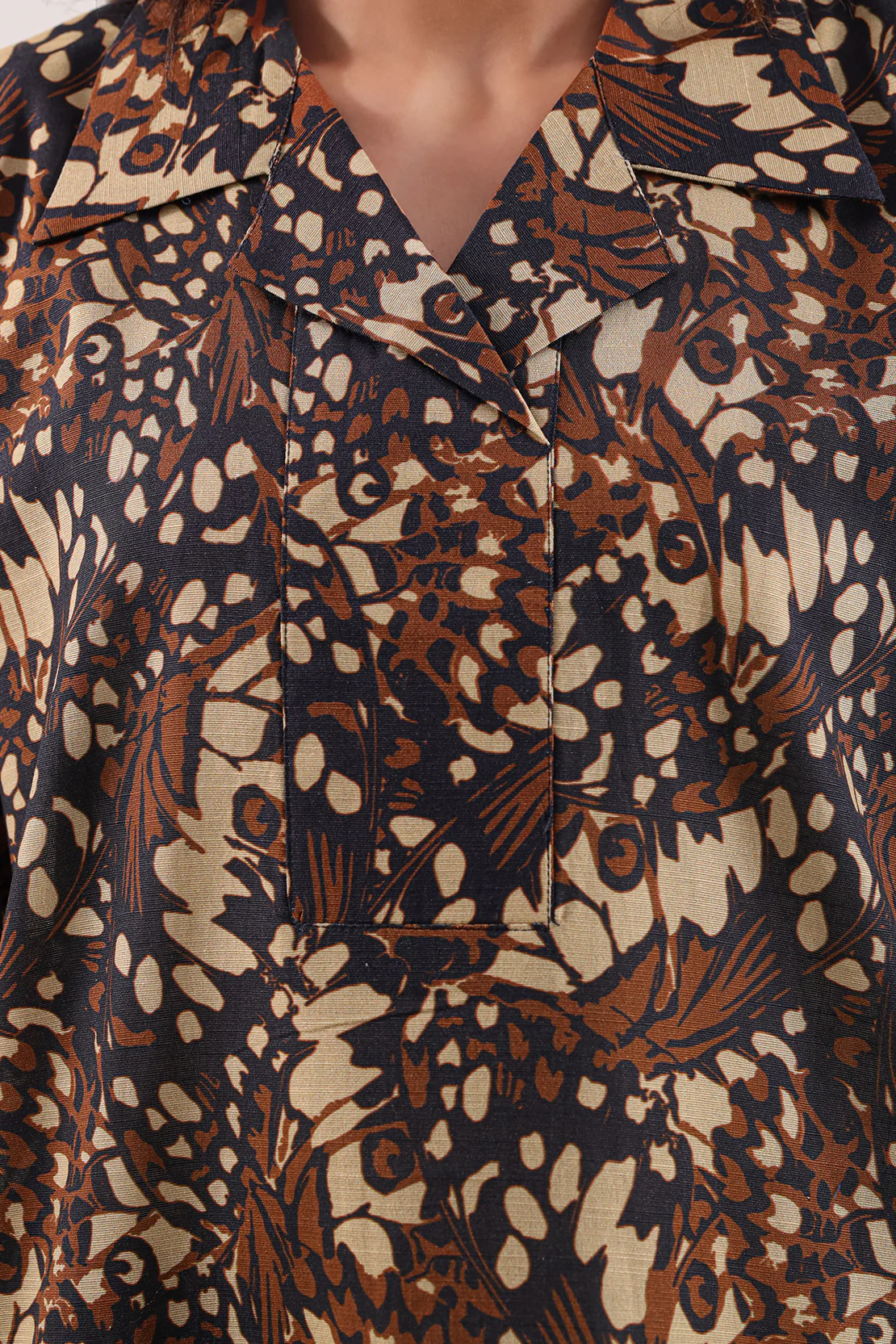 Printed Khaddar Stitched 2 Piece (Shirt/Trouser) - Image 5