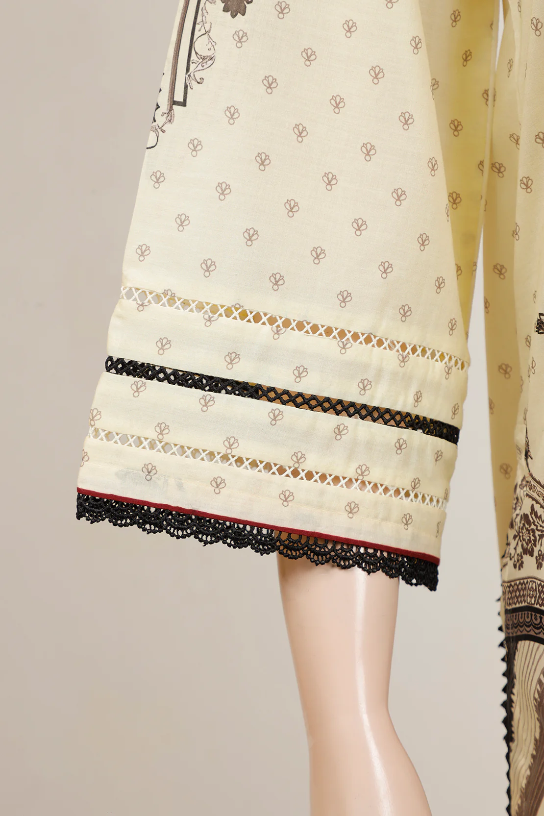 Unstitched Printed Lawn 3 Piece - Image 4