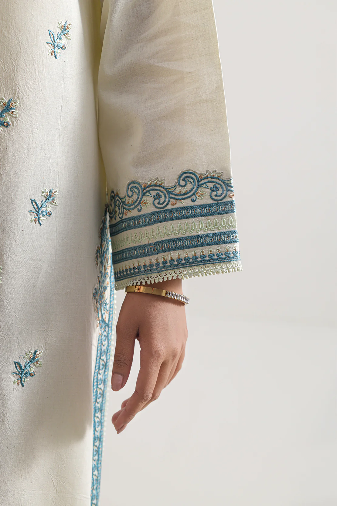 Unstitched Embroidered Cambric 3 Piece With Chiffon Dupatta - Image 4