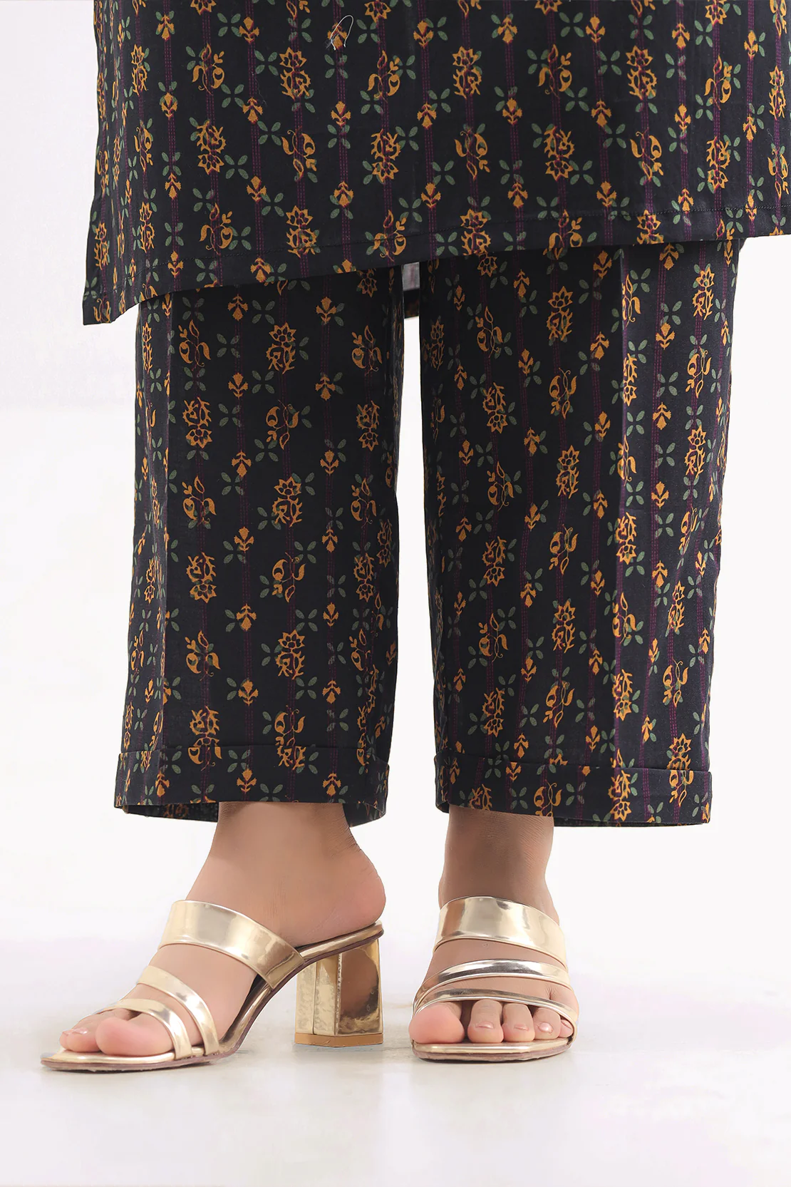 Unstitched Printed Self Strip Lawn 3 Piece - Image 7