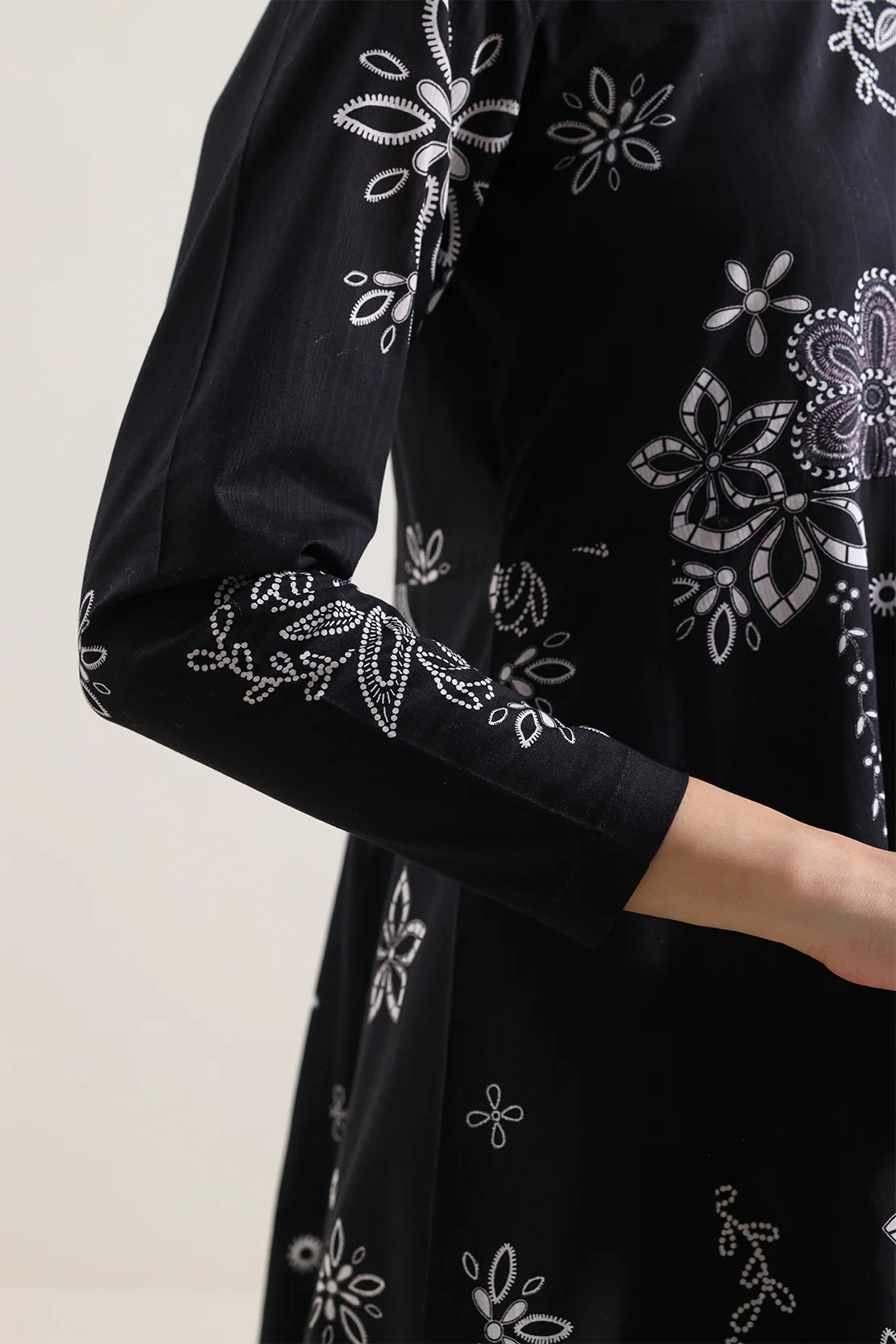 Unstitched Printed Self Strip Lawn 3 Piece - Image 5