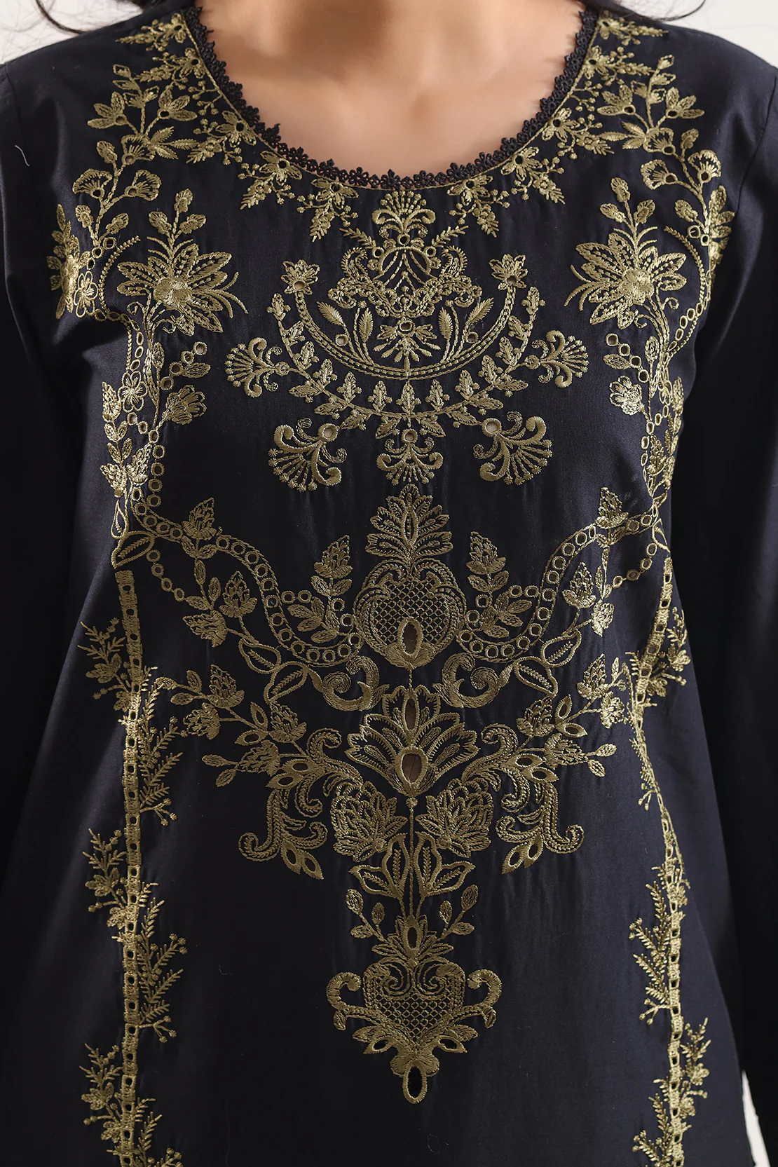 Unstitched Solid Embroidered Cambric 3 Piece With (Chiffon Dupatta) - Image 4